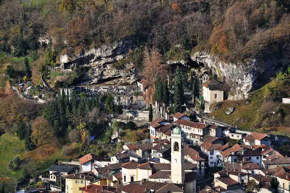 Laorca, uno dei quartieri a monte di Lecco, dove le rocce incombono sui tetti delle case (Foto Tiziana Rota)
